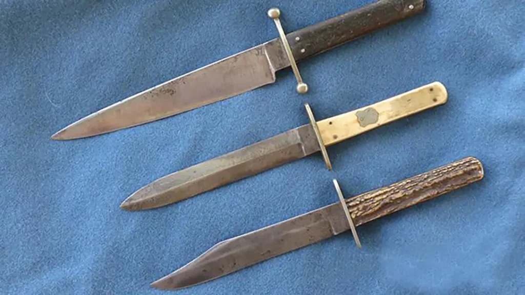 Different versions of the Bowie knife