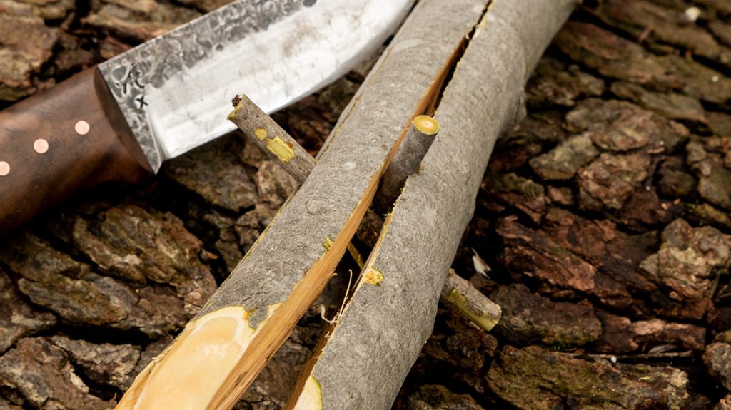 Take a couple small twigs and wedge them down into the splits to hold them open at the desired gap.