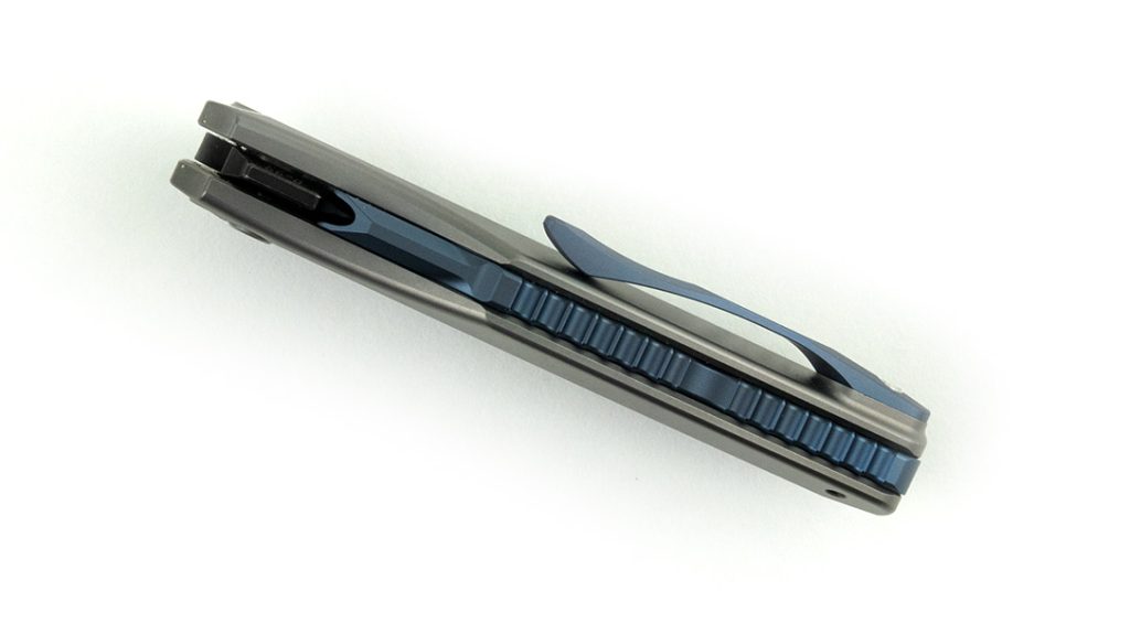 The spine on the back spacer features jimping that rises ever so slightly out of the frame.