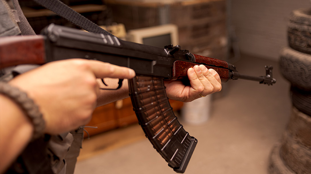 Ak-47s machine guns seem to be the weapon of choice in The Walking Dead Tv Show, but are they the best choice for survival?