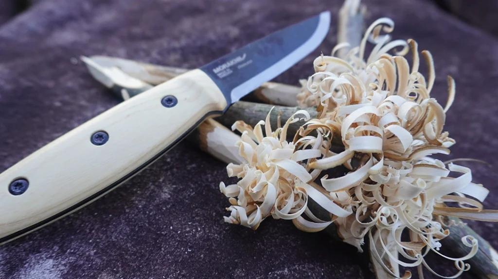 The author had no trouble whittling feather sticks with it for starting a cooking fire with one match.