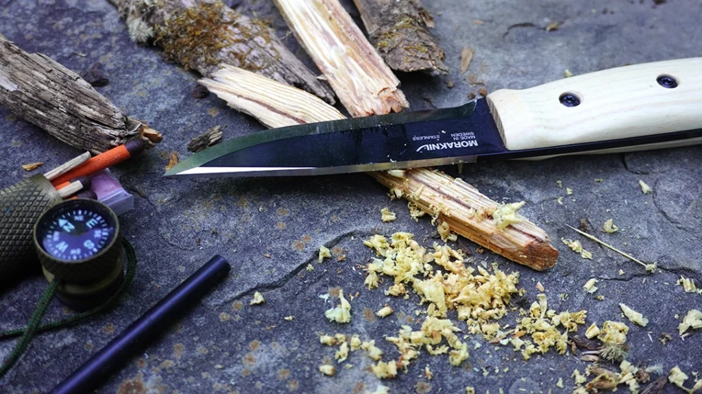 The sharply squared spine of the Lok made easy work of scraping off fine tinder material for starting a fire with a ferro rod.