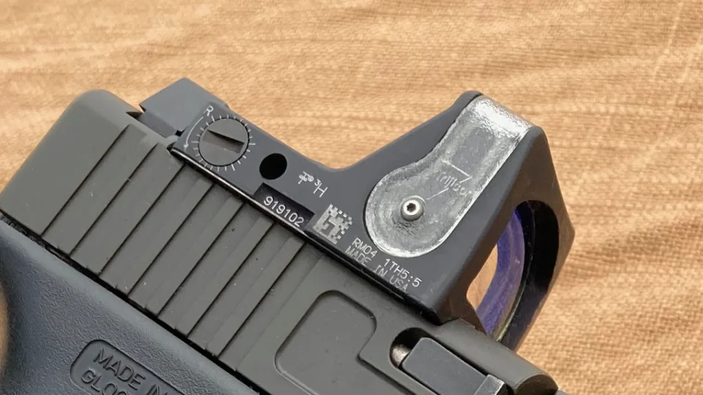 The author runs a Trijicon RM04 on his Glock 17.
