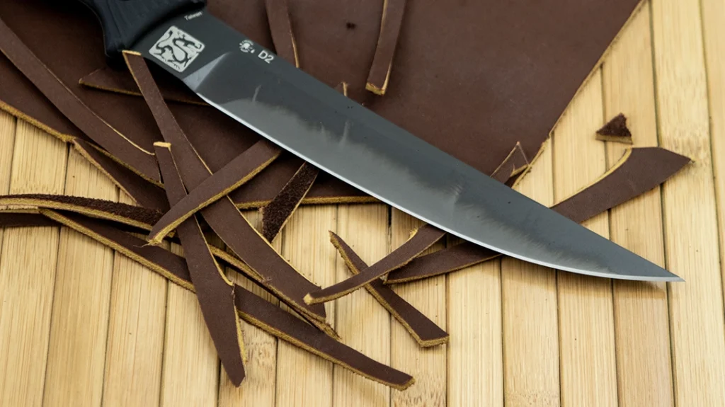 The Spartan-Ronin Torii had no issue cleanly slicing strips off the thick leather without any catching.
