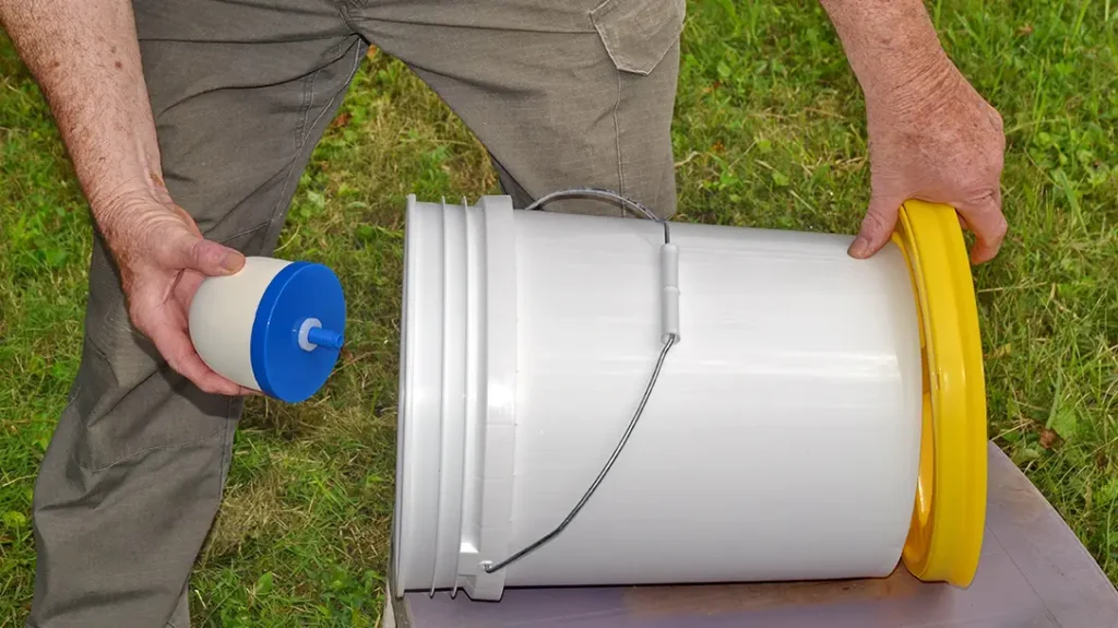 Filter installation in two-bucket water filter