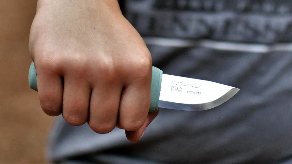 When it comes to shaping wood, one of the most powerful and effective grips is the Forehand (Fist) Grip.