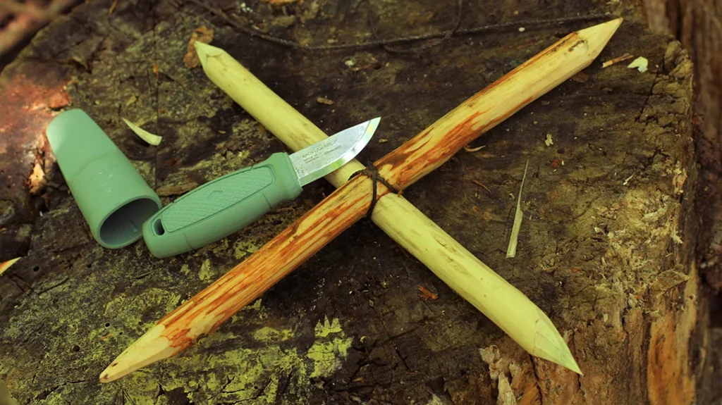 The completed project, the Apache throwing star. It was made with the Morakniv Eldris LightDuty and some cordage.