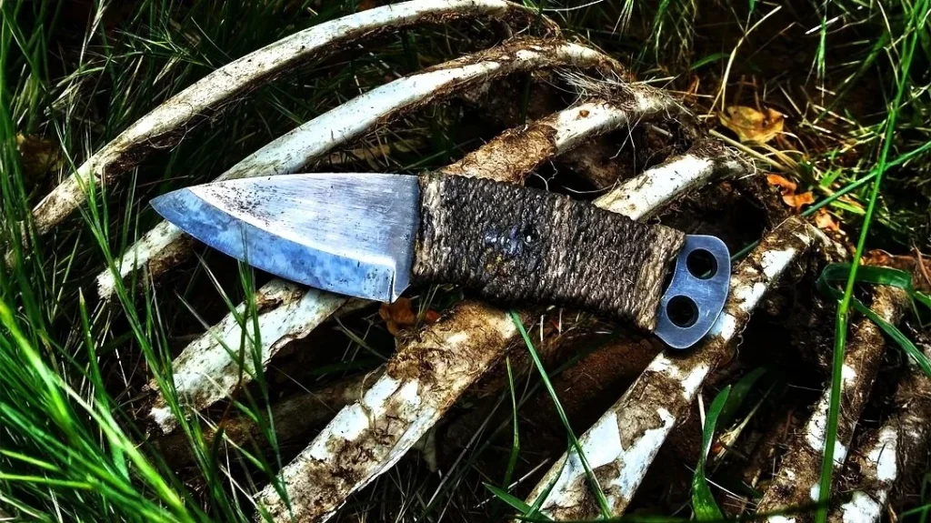 The Carrion knife was made for Jerry's scavenger style. It has a burnt hemp-wrapped handle and a comfortable grip in both forward and reverse positions with a 2.6-inch blade.