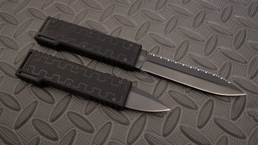This view of the knife’s blade, retracted and extended, clearly shows the space-saving feature of its unique design.