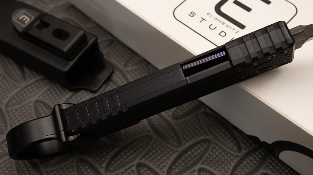 The knife lock release operates exactly like a liner lock. Move it laterally and slide the blade into the handle.