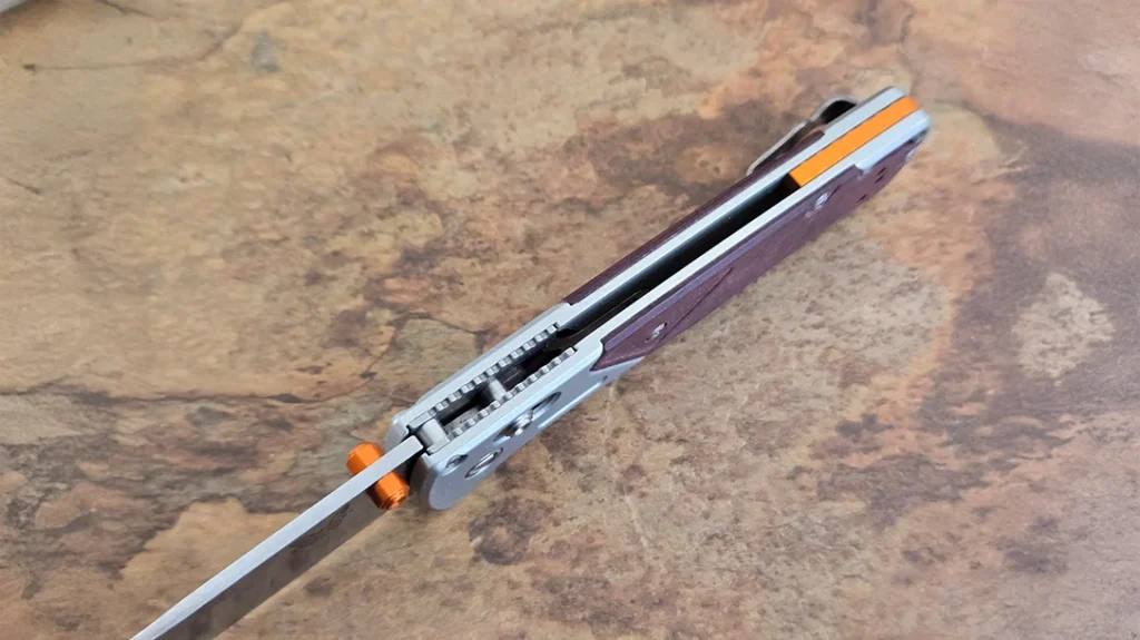 I love the lightweight and thin profile of the whole Benchmade Bugout line.