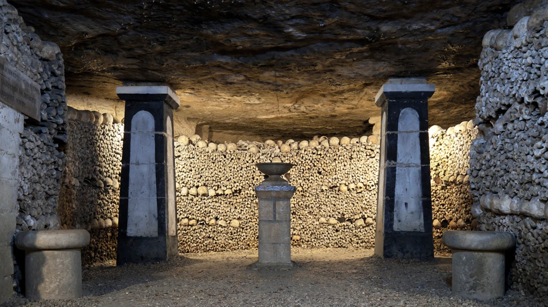 This description explores the catacombs' evolution as a burial site.