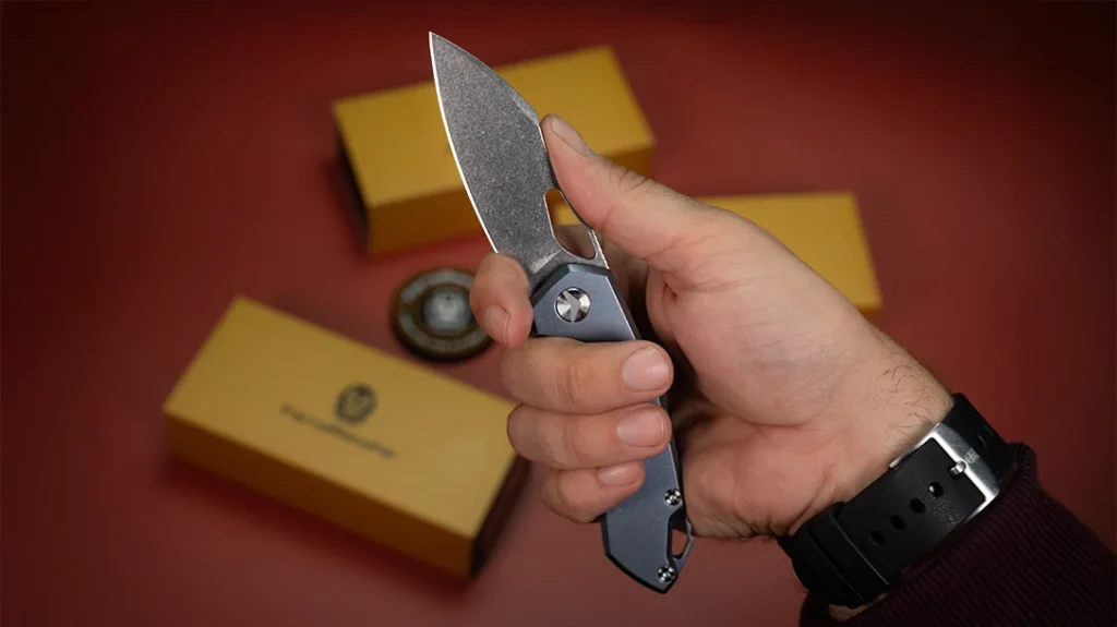 The Glideman’s blade shape is a modified sheepsfoot with a deep flat grind that gives it a hard-use EDC energy.