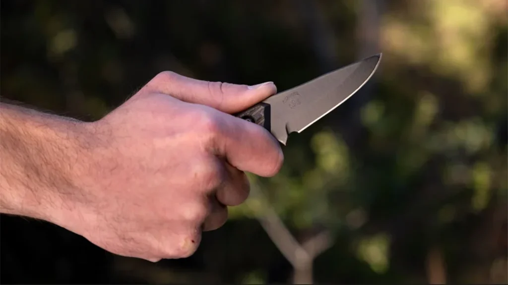 There are no sharp edges on the scales or hot spots during prolonged use. Likewise, the textured surface stays honest when your hands are wet.