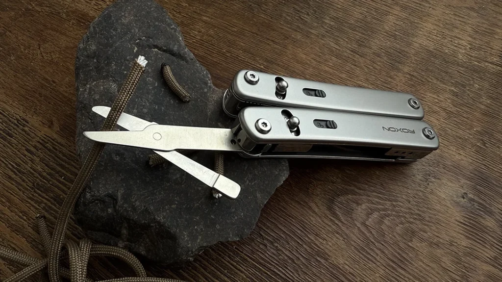 The implements are made of quality materials (the knife blades, for example, use high-hardness steel like D2 for durability).