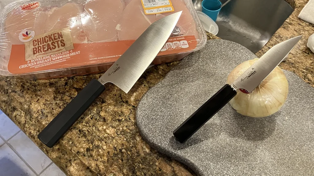 The Petty is the smallest blade in the Spyderco Murray Carter Collection. It can be compared to a Western-style paring knife for peeling and slicing vegetables/fruits.