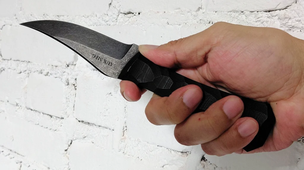 Cradle the knife spine with your fingers and thumb on the quillon. Great for skinning hanging game.