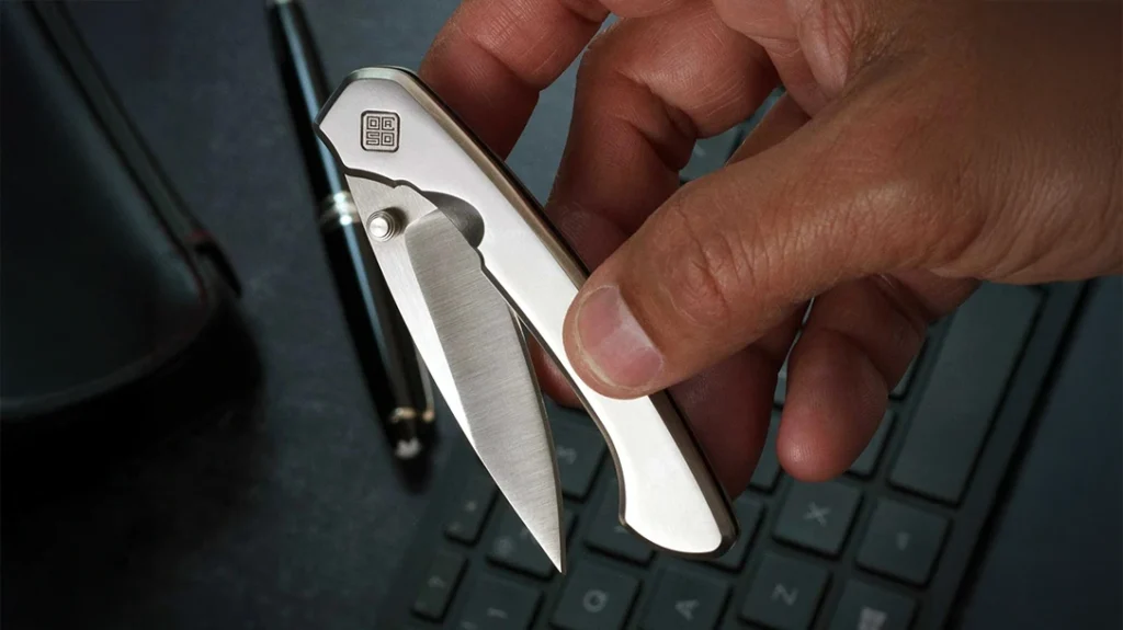 The 2.35-inch leaf-point blade offers excellent edge retention and corrosion resistance, ideal for daily use, with an overall length of 5.8 inches.