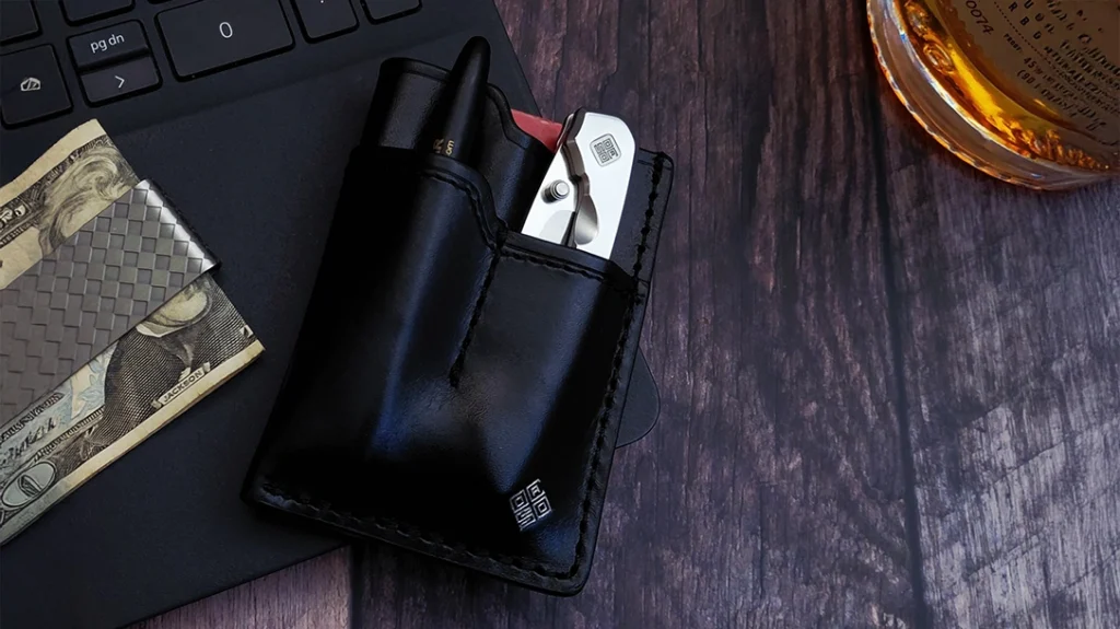 Modern Gentlemen’s Folding Knives: The Mini Seaton, weighing just 1.9 ounces, fits easily in a pocket and complements Ocaso’s full-grain leather EDC wallet perfectly.