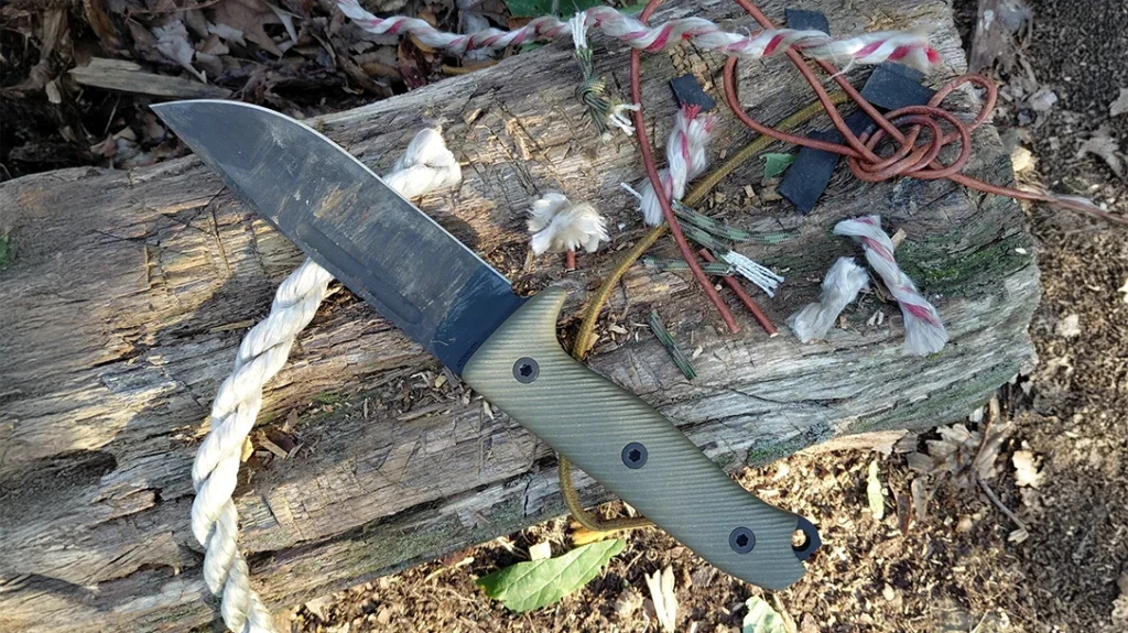 The edge was author-tested on various cordage, including shoelaces, leather, and rope, as well as the oak wood block underneath.