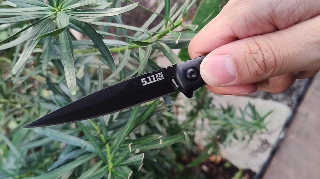 Once gripped, the author’s thumb immediately found the indentation in the handle, just under the knife's pivot mechanism.