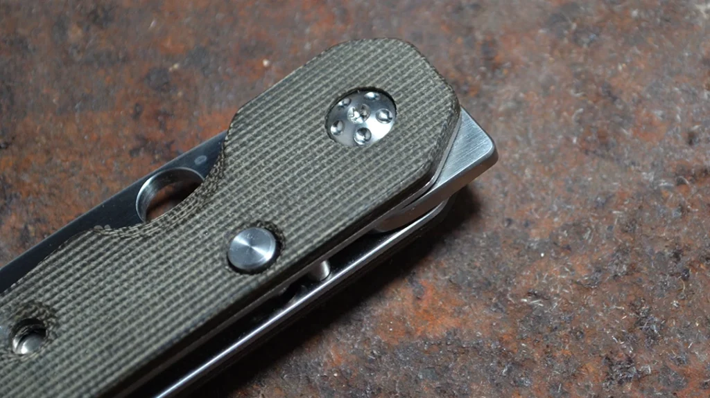 The flipper is small and unobtrusive. It’s not going to snag on anything in your pocket.