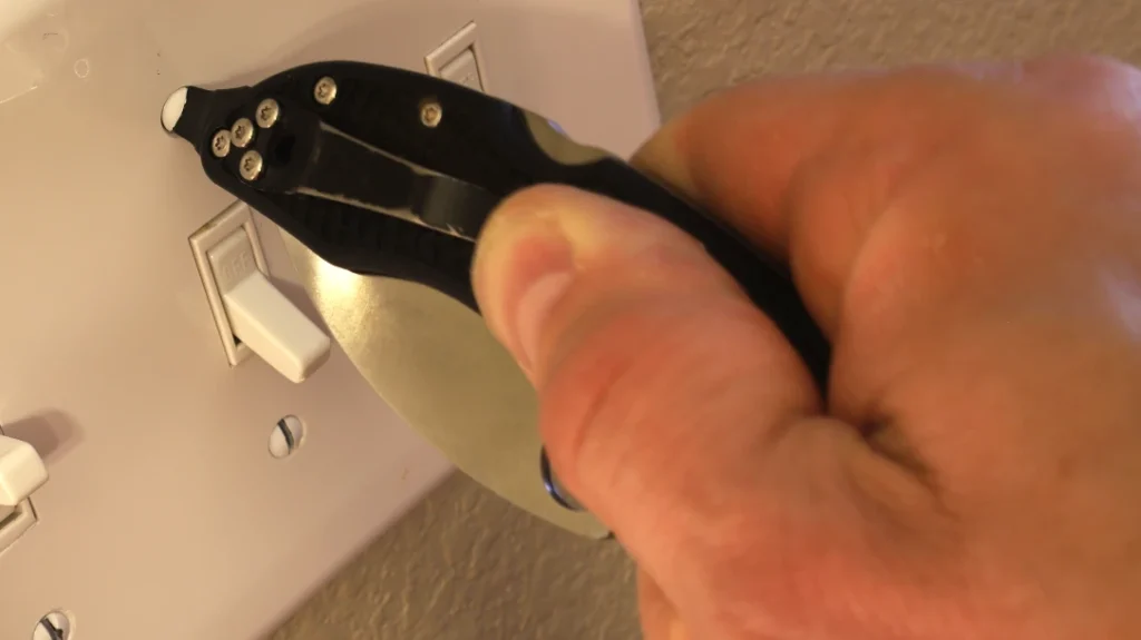 Scarab as screwdriver: The Scarab is a true screwdriver/pry tool that prevents broken tips and chipped blades.