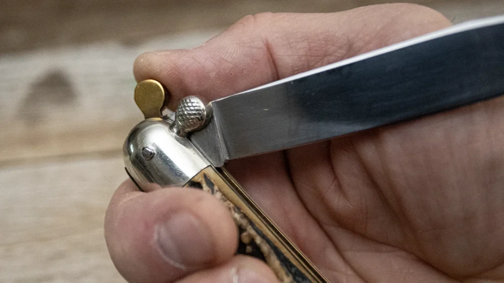 History of Thumb Openers: The “double-balled” Rapid thumb opener in action. Note how the halves separate.