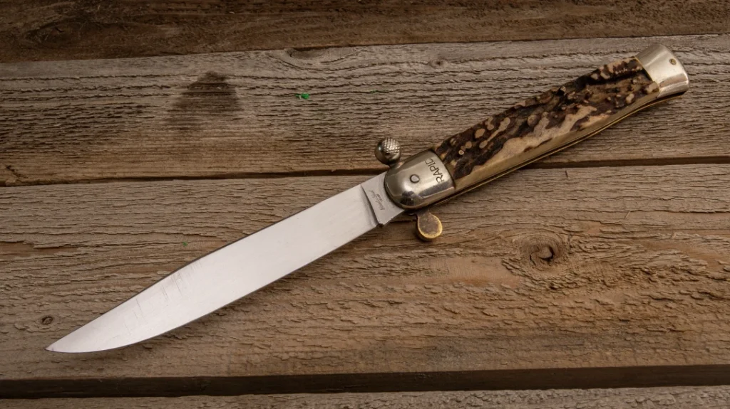 When open, the thumb-opener halves of this Rapid form a double guard.