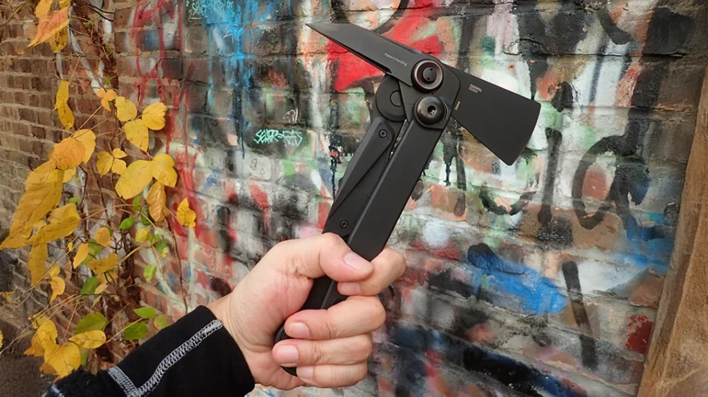 Deployment is straightforward but demands respect. Push, flick, and the blade locks open with the Deadbolt system, delivering brute strength and easy release.