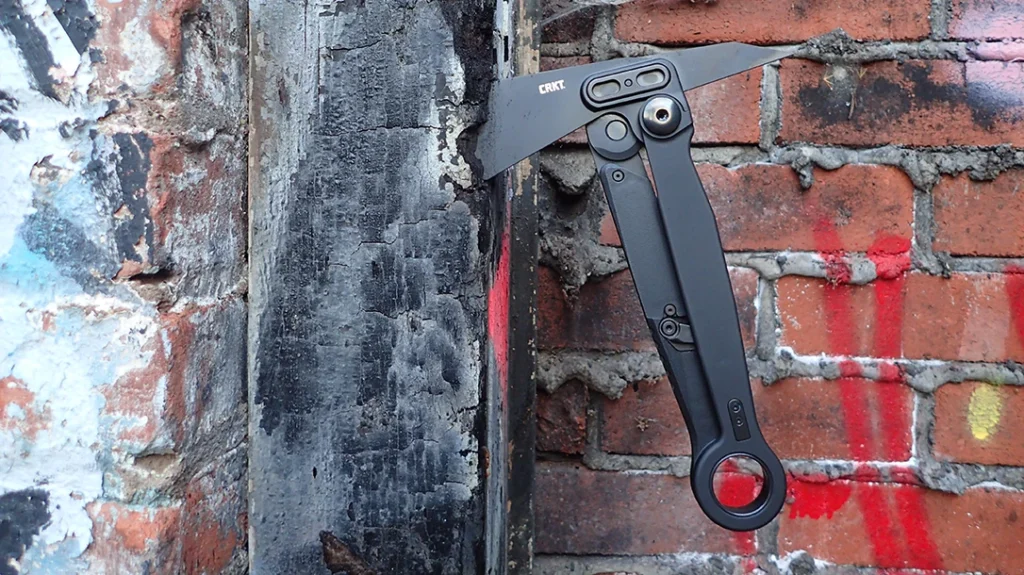 To start testing, the author went right for a section of fire-hardened (burnt) wood and tested how the axe bit along with the grain.