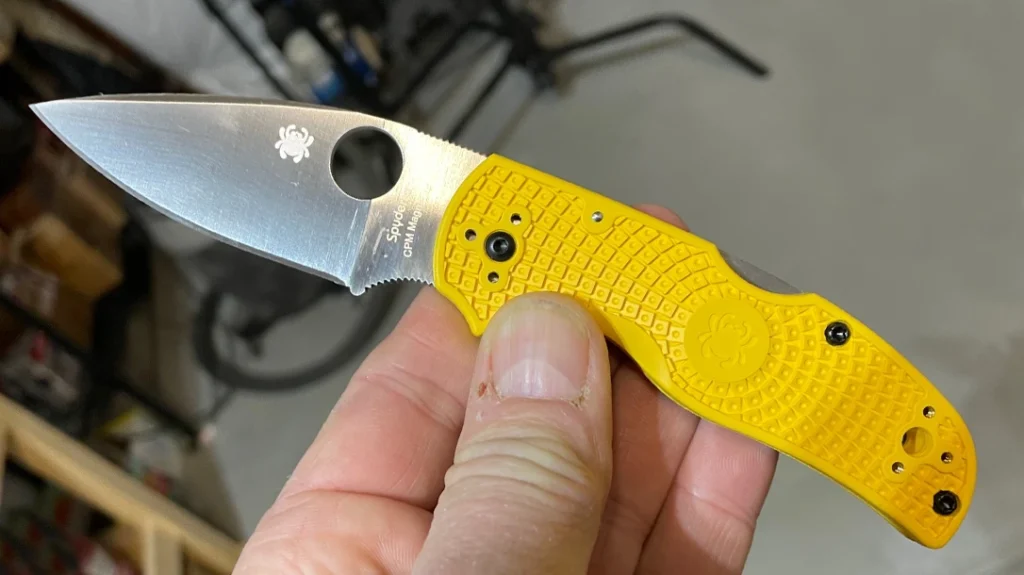 To illustrate the drone-crafting process, let’s take a look at a Spyderco Native 5 Lightweight Salt.