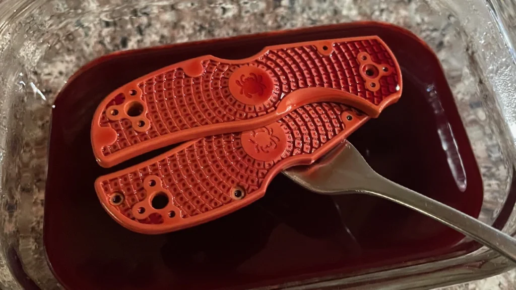 Making a Training Knife: The author soaked the Native 5’s factory yellow scales in red dye, vinegar, and water until he achieved the desired color.