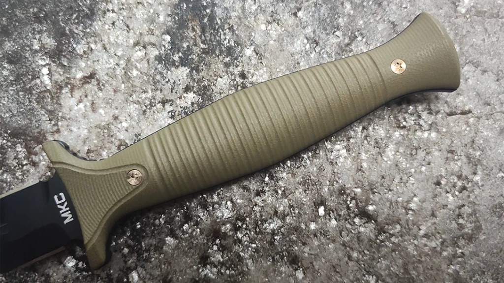 The handle offered balanced weight and slight texture, allowing a firm hold on the knife.