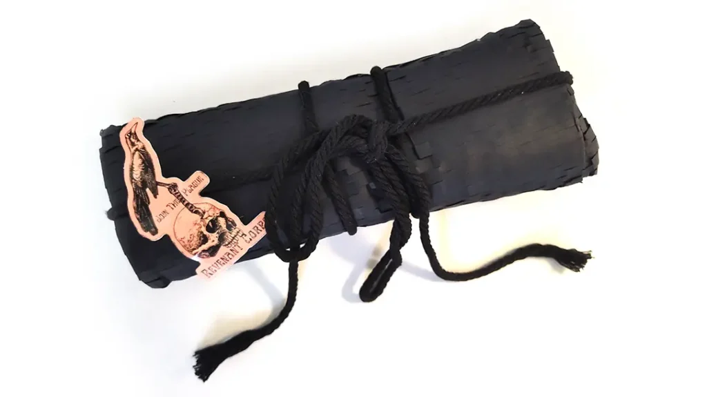 The knife is delivered in a stylish and traditional pouch with cordage bindings.