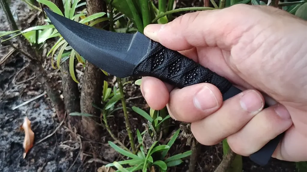 Taking hold of the knife highlighted its surprisingly light weight.