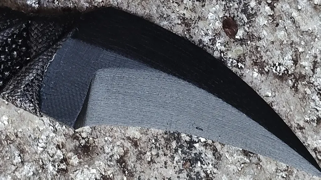 The Revenant Corps Talon V2’s talon-like blade is ideal for puncturing tasks.