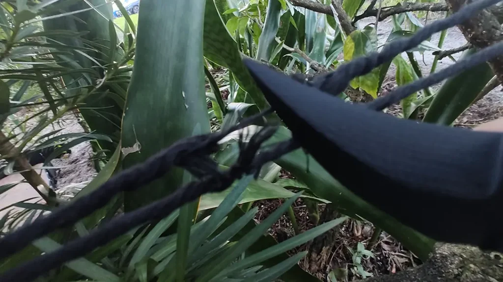 The G10 blade took an unacceptable amount of time to cut through taunt double-thick cordage. It can cut, but it takes some effort.