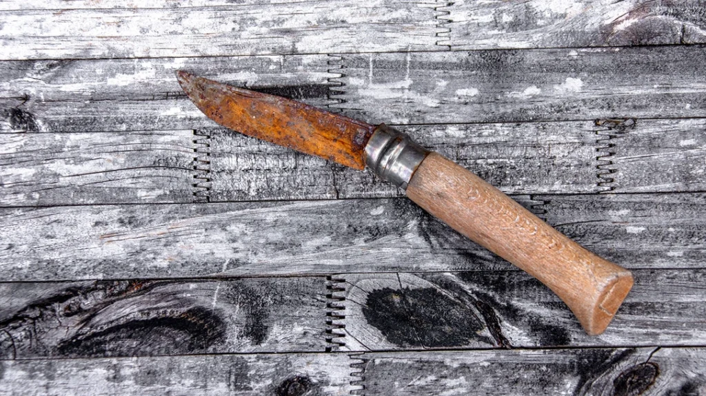 Improper Knife Use: Mistakes That Could Compromise Your Blade.
