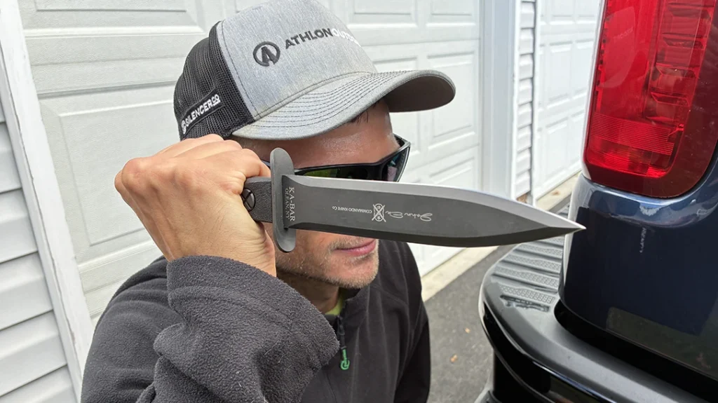 The KaBar Ek Model 4 Commando Dagger grip design enables various grip styles.