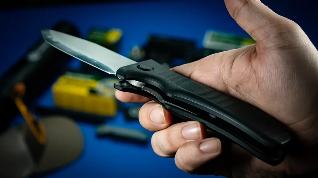 The handle tapers gently away from a palm swell located just behind the main choil.