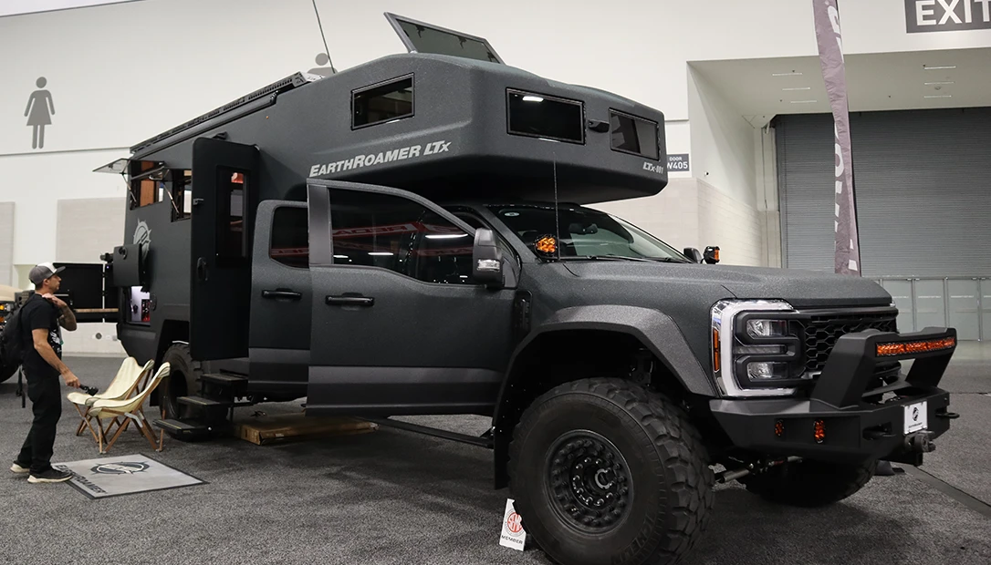 Skillset editor Ben Tirpak checks out an Earthroamer at SEMA.