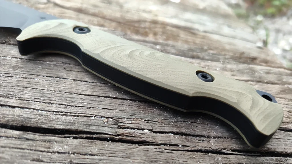 The full tang and handle scales blend seamlessly into one another for a smooth contour.