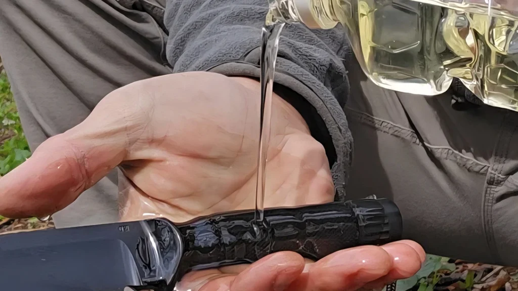 The author oiled the handle and found the knurling secure even with the most viscous of liquids all over his hands.