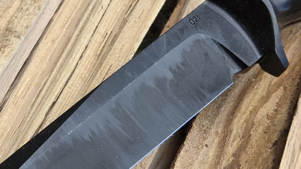 After batoning oak, the only wear could be found on the shoulders of the blade.