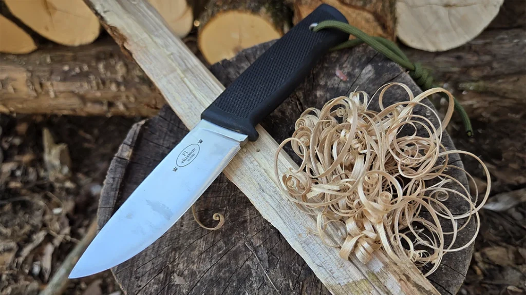 When tinder is not abundant, the Fallkniven F1 can feather stick thanks to the keen edge and perfect edge geometry.