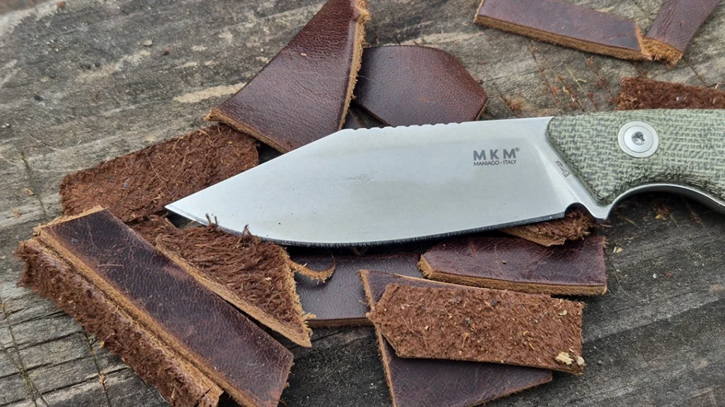 The blade sang through leather scraps very easily.