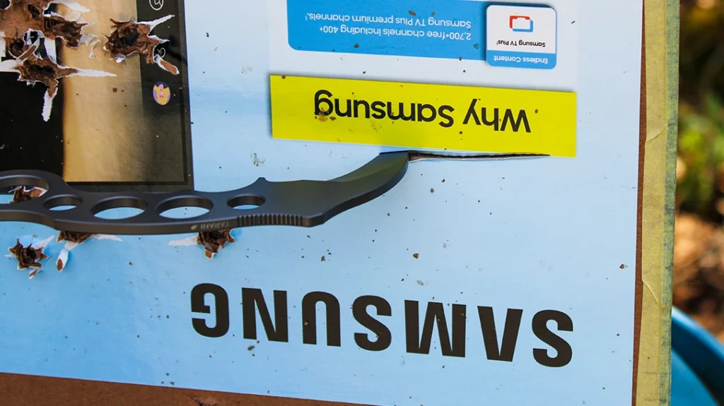 Due to the thick blade stock, it wasn’t great at slicing through cardboard.