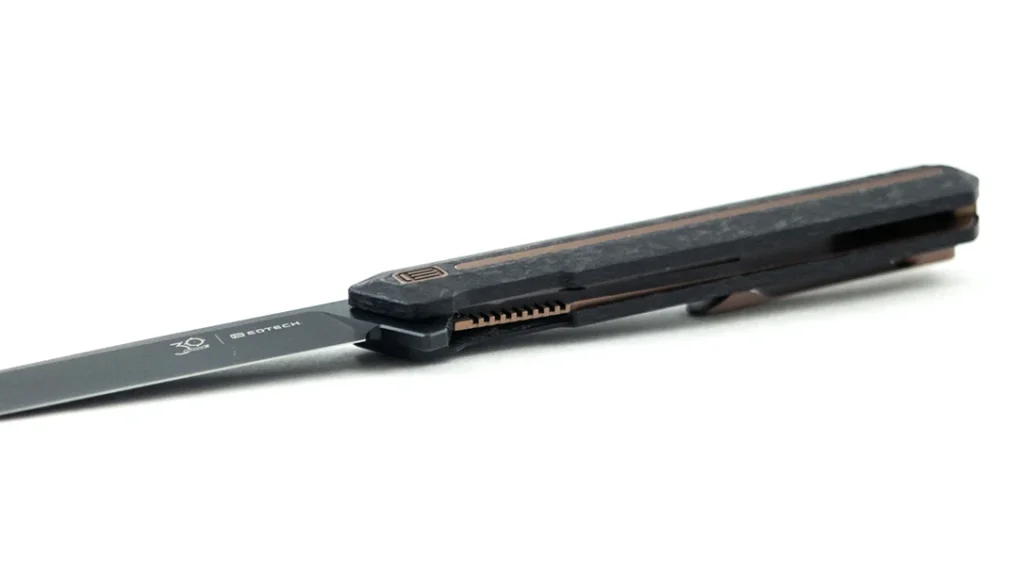 The liner lock holds the blade securely in lockup.