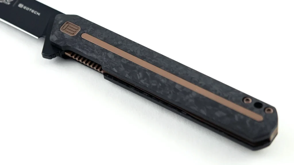 The forged carbon fiber handle, with brass-anodized liners, offers a high strength-to-weight ratio while maintaining rigidity under load¬.